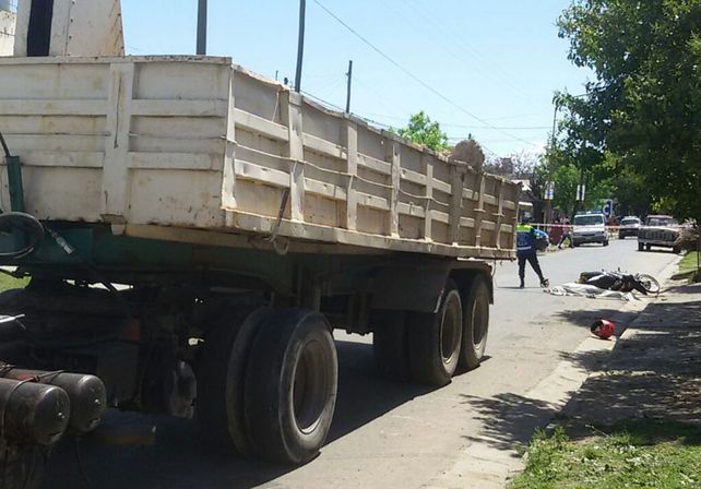 Paraná: una motociclista murió atropellada por un camión