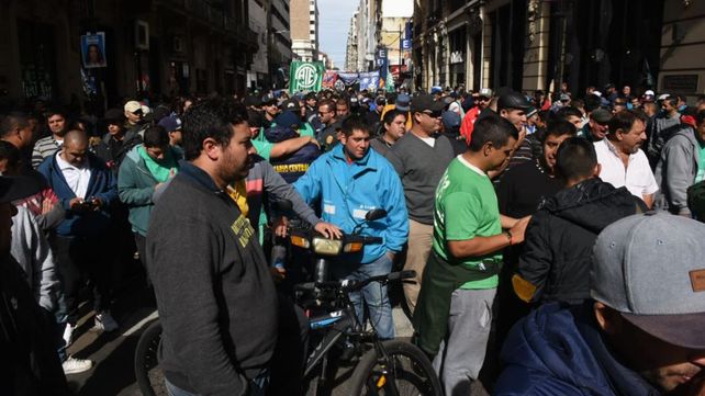 Masiva manifestación contra el gobierno nacional frente a la sede de la Bolsa de Comercio