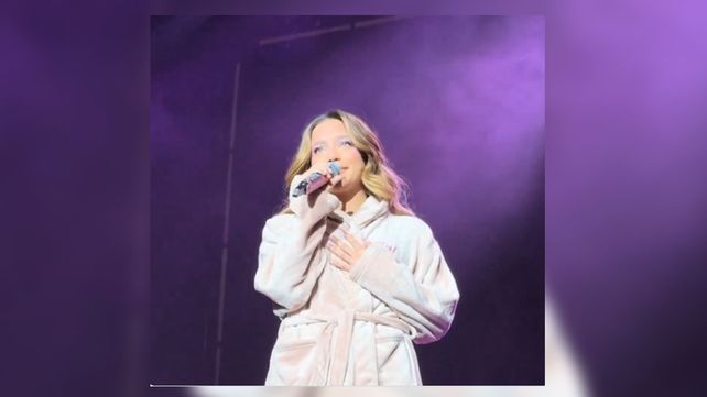 Con lágrimas en ojos Emilia Mernes suspendió el show en el Movistar Arena por estar enferma. En las redes no la perdonaron
