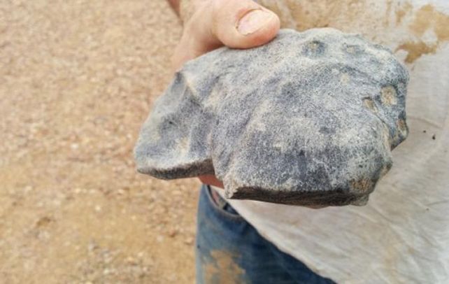 Singular. El cuerpo celeste pesó unos dos kilos. Cayó en un lago.