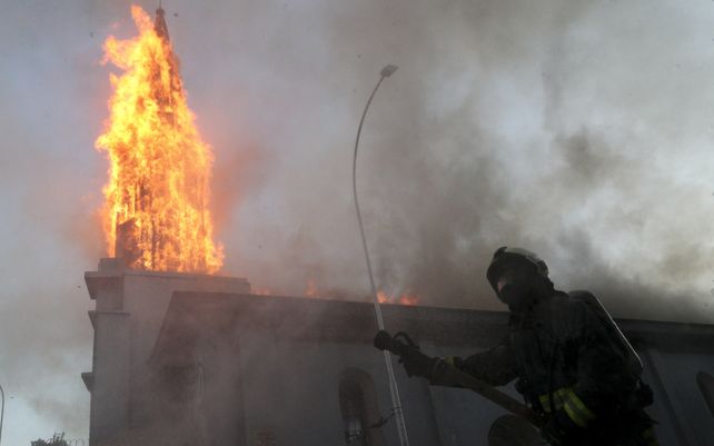Incendios y destrozos a un año de las protestas sociales que sacudieron a Chile
