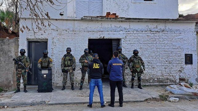 El preso que está en la cárcel de Santa Fe integraba una banda que cometió robos en Paraná. Le secuestraron celulares en su celda y un arma en su casa.