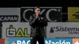 Facundo Sava en el banco de Sarmiento.