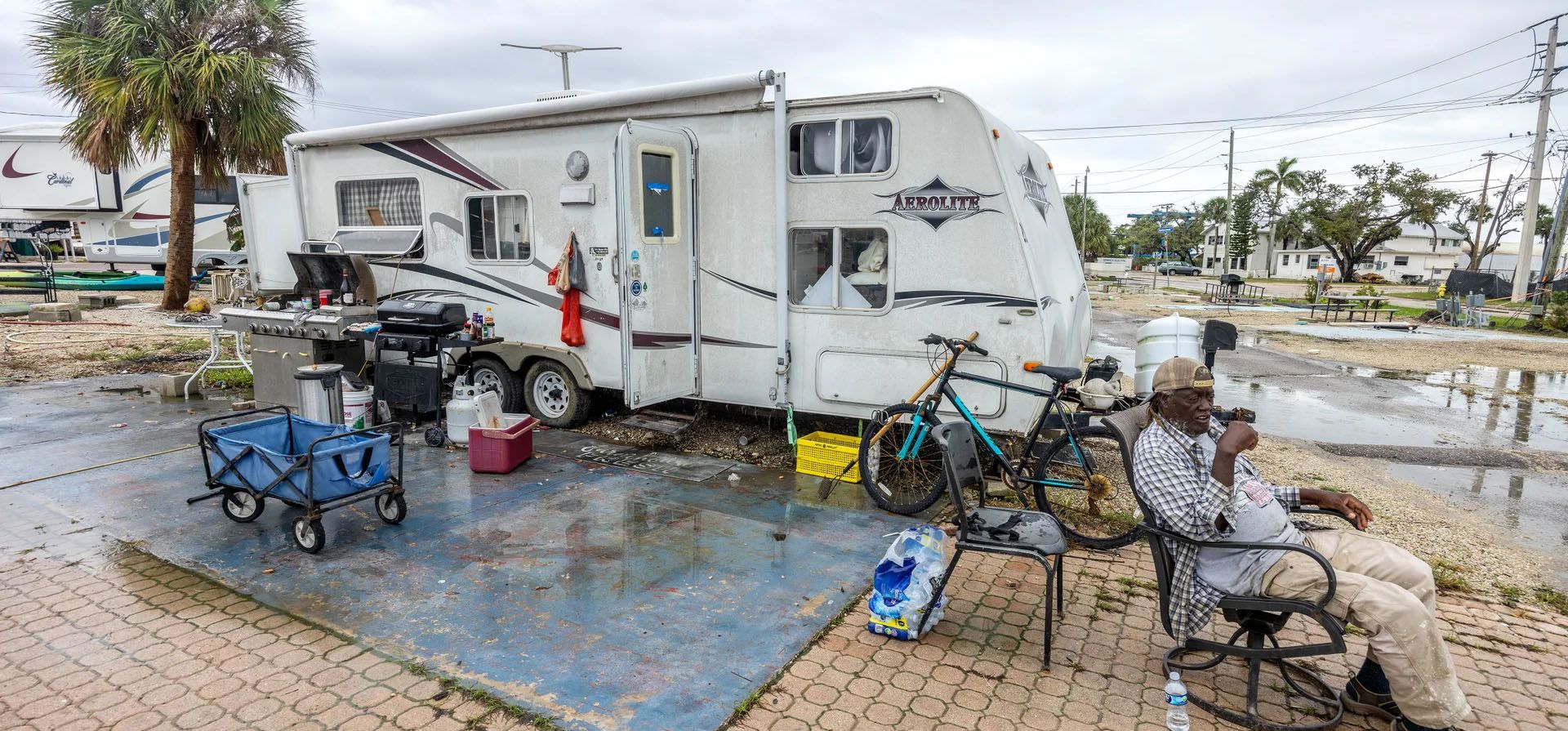 Smoky, de 79 años, espera un camión que lo ayude a trasladar su casa móvil a un lugar más seguro mientras la ciudad se prepara para el huracán Milton en Bonita Beach, Florida, Estados Unidos. Fotografía: Cristóbal Herrera/EPA Smoky, de 79 años, espera un camión que lo ayude a trasladar su casa móvil a un lugar más seguro mientras la ciudad se prepara para el huracán Milton en Bonita Beach, Florida, Estados Unidos. Fotografía: Cristóbal Herrera/EPA