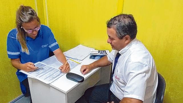 En acción. Una profesional de la Unidad de Control  Psicofísico que funciona en la Terminal
