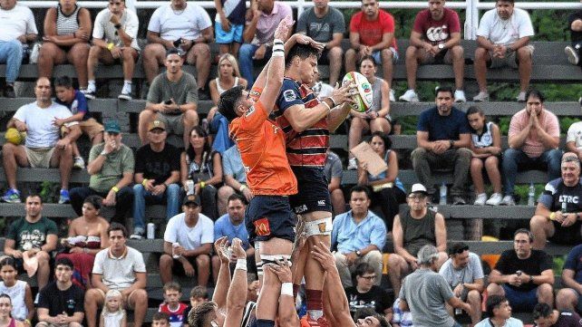 El santafesino Manuel Bernstein de CRAI logra obtener la pelota con claridad en este line out.