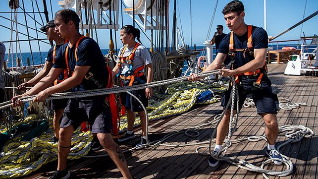 El paranaense Ian Franco Soliard viaja a bordo del buque escuela Fragata Libertad para completar su formación antes de egresar como Oficial de la Armada