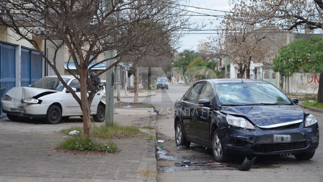 Accidente en Bº Candioti Norte: chocó dos autos estacionados sobre calle Belgrano