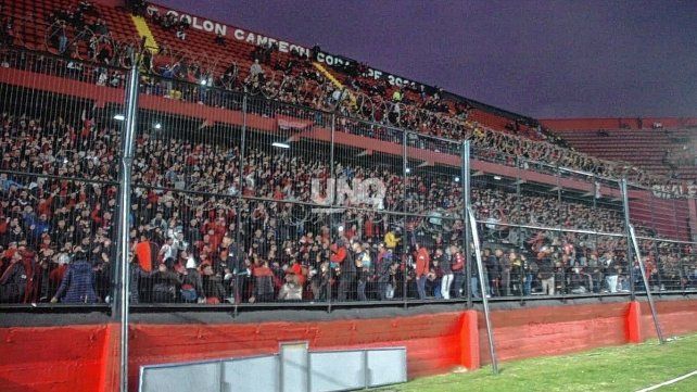 Los hinchas de Colón le pusieron calor a otra noche copera