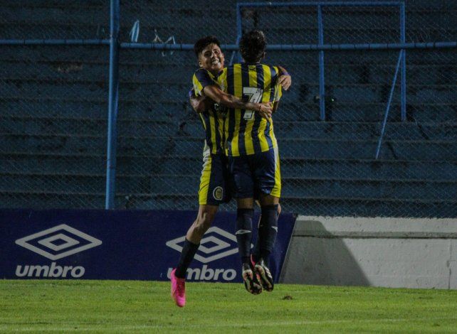 De festejo. Los canallas celebran el primer tanto del encuentro