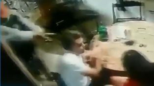 Video: quiso matar a su ex profesor pero gatilló tres veces y el arma no disparó
