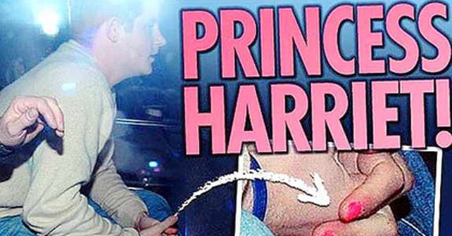 El pr&iacute;ncipe Harry fue sorprendido por los paparazzi con las u&ntilde;as pintadas de rosa