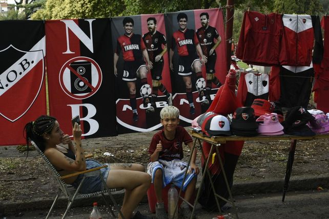 Messi y Maradona dijeron presente como figuras en los puestos de venta ambulante.