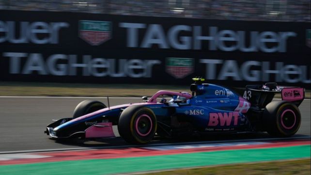 Franco Colapinto y una buena toma del Alpine zambulléndose en una de las curvas de Shanghai.