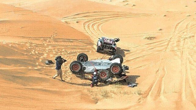 El momento del vuelco de Sainz en el Dakar 2025.