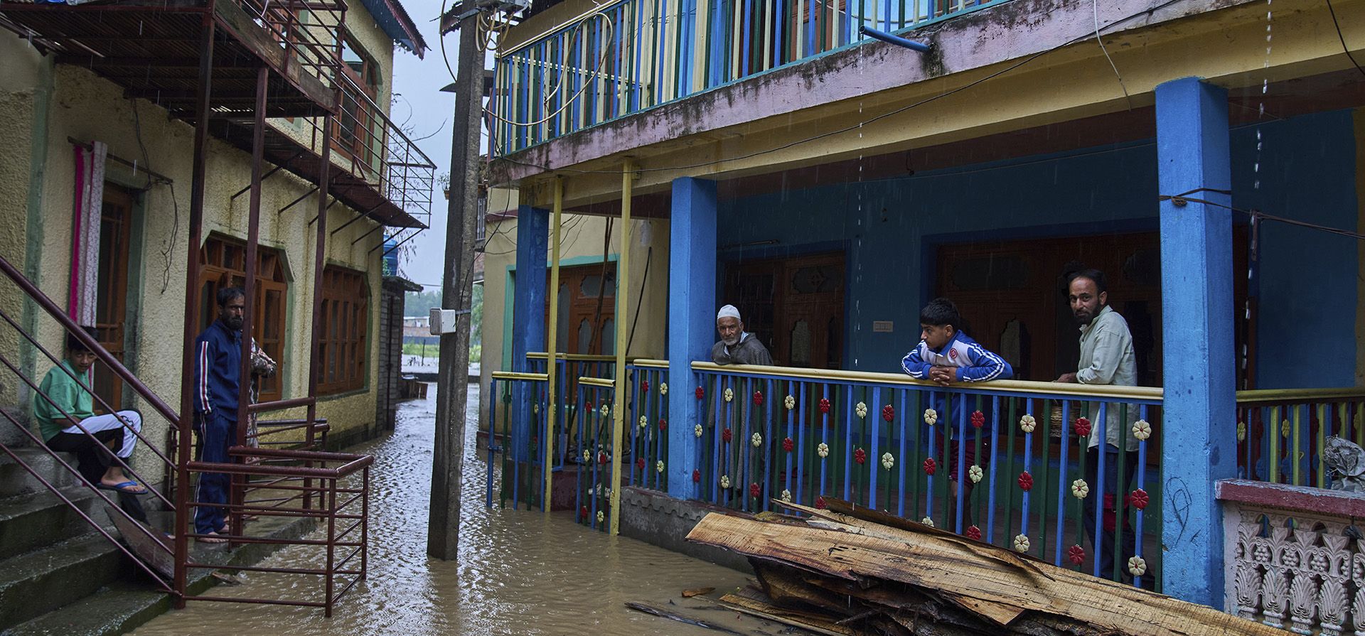 Hombres cachemires frente a sus casas inundadas en la aldea de Theed, a las afueras de Srinagar, Cachemira bajo control indio, el miércoles 3 de septiembre de 2025. (Foto AP/Dar Yasin) Hombres cachemires frente a sus casas inundadas en la aldea de Theed, a las afueras de Srinagar, Cachemira bajo control indio, el miércoles 3 de septiembre de 2025. (Foto AP/Dar Yasin)