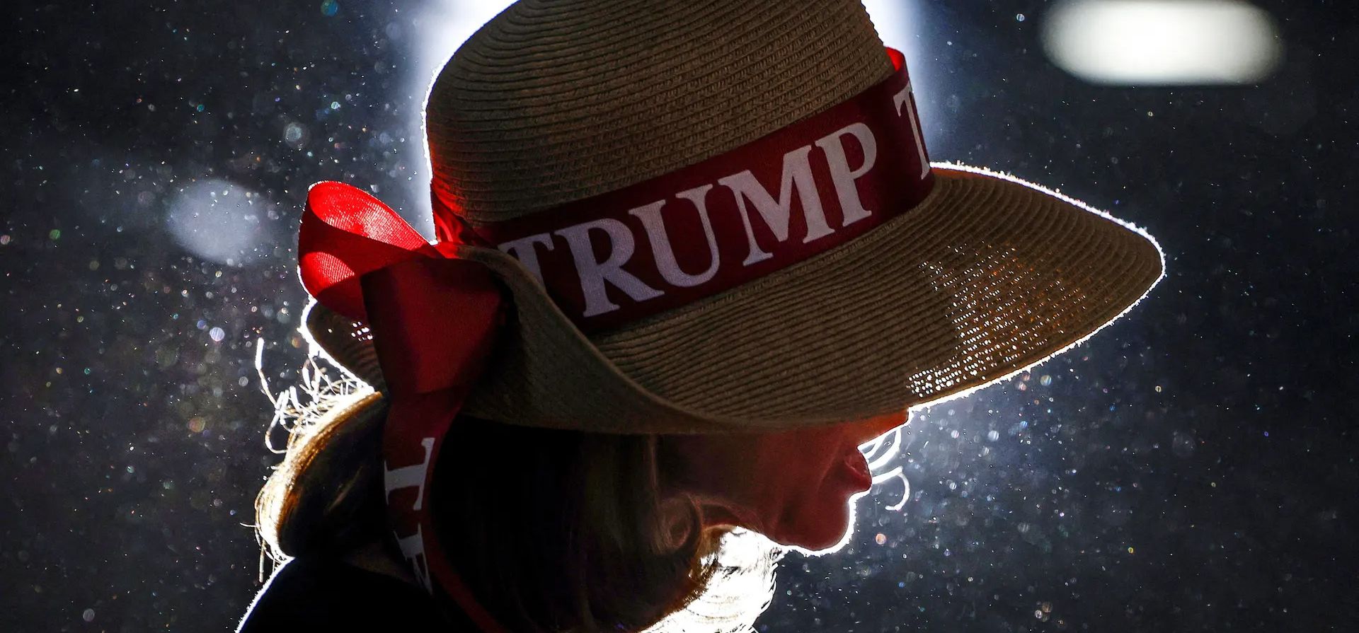 Debbie Barton, de Blufton, Carolina del Sur, pide a los partidarios del candidato presidencial republicano Donald Trump que firmen una petición pidiendo la votación de un día y la erradicación de las máquinas de votación, Beaufort, Estados Unidos. Fotografía: Evelyn Hockstein/Reuters Debbie Barton, de Blufton, Carolina del Sur, pide a los partidarios del candidato presidencial republicano Donald Trump que firmen una petición pidiendo la votación de un día y la erradicación de las máquinas de votación, Beaufort, Estados Unidos. Fotografía: Evelyn Hockstein/Reuters