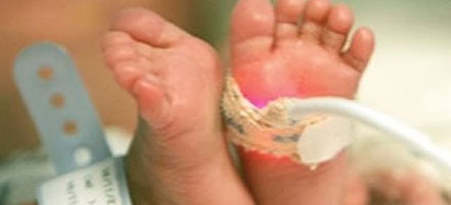 El padre de un beb&eacute; gravemente  enfermo acept&oacute; que lo desconecten