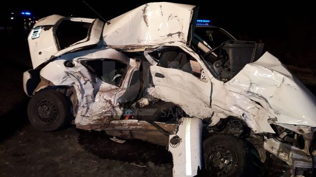 Una automovilista murió tras chocar contra un camión