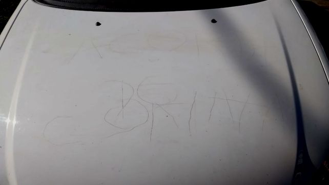 Le rayaron el auto a una docente de Ramallo y le dejaron un mensaje intimidatorio
