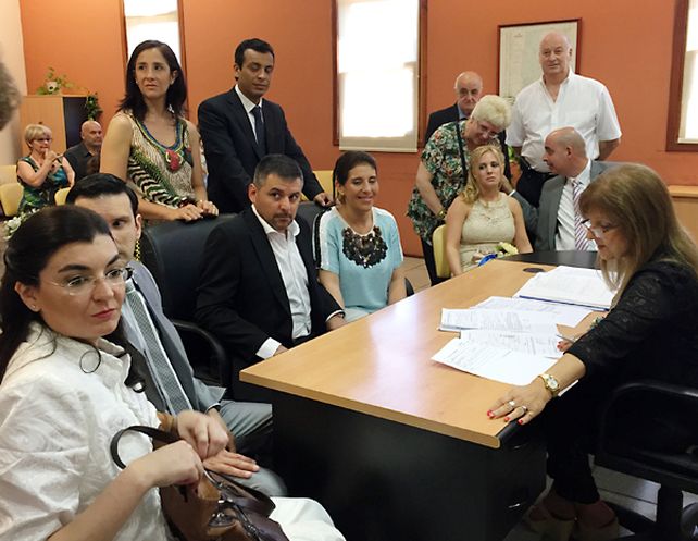 Inédito. La jueza unió en matrimonio ayer a tres parejas al mismo tiempo en las oficinas que el Registro Civil tiene en el Distrito Centro.