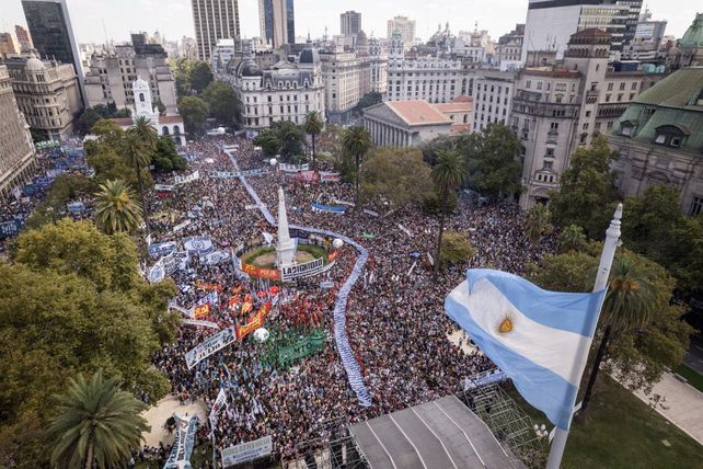 Una verdadera multitud se hizo presente en la Plaza de Mayo por el Día de la Memoria.