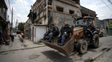Policías en una excavadora durante una operación para derribar barricadas instaladas por bandas de narcotraficantes en la favela Cidade de Deus, en Río de Janeiro, el viernes 28 de noviembre de 2025. (Foto AP/Bruna Prado) Policías en una excavadora durante una operación para derribar barricadas instaladas por bandas de narcotraficantes en la favela Cidade de Deus, en Río de Janeiro, el viernes 28 de noviembre de 2025. (Foto AP/Bruna Prado)