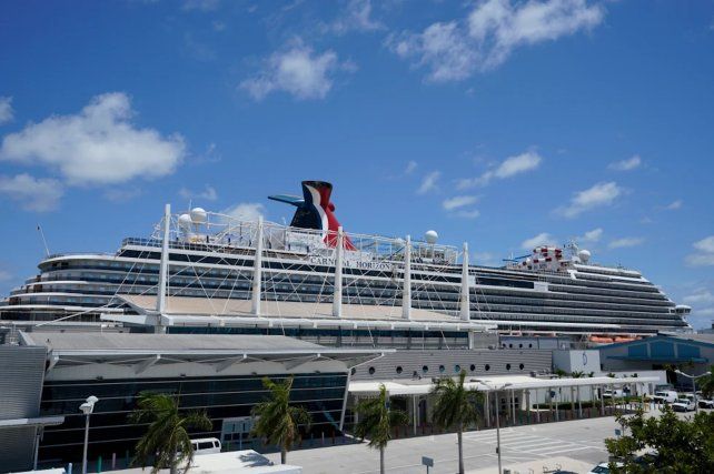 Acusan a un adolescente de matar a su hermanastra en un crucero, pero él no recuerda nada