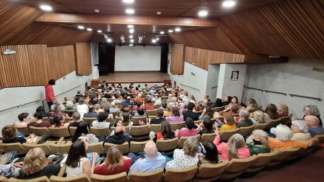 La sala de la Asociación Médica de Rosario (AMR) de España 401 aloja al Cine Club desde la década del 80. Mañana se celebran 73 años de cine de culto con brindis.