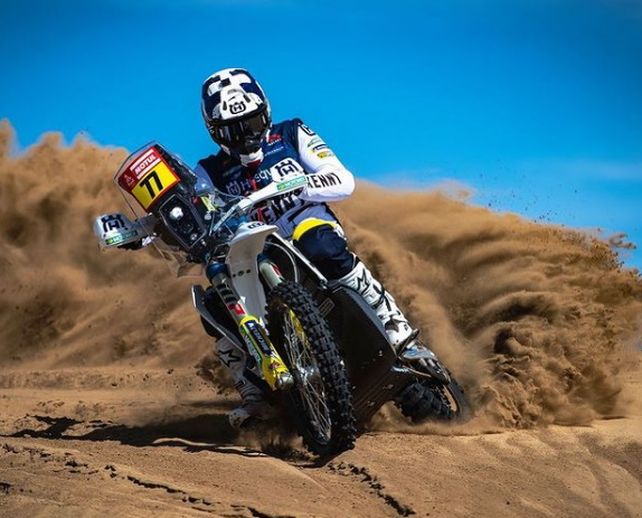 El hermano también se las trae. En 2021 Luciano Benavides debió abandonar y va por el desquite con Husqvarna. En 2020 fue 6º con KTM. En la 1ª etapa
