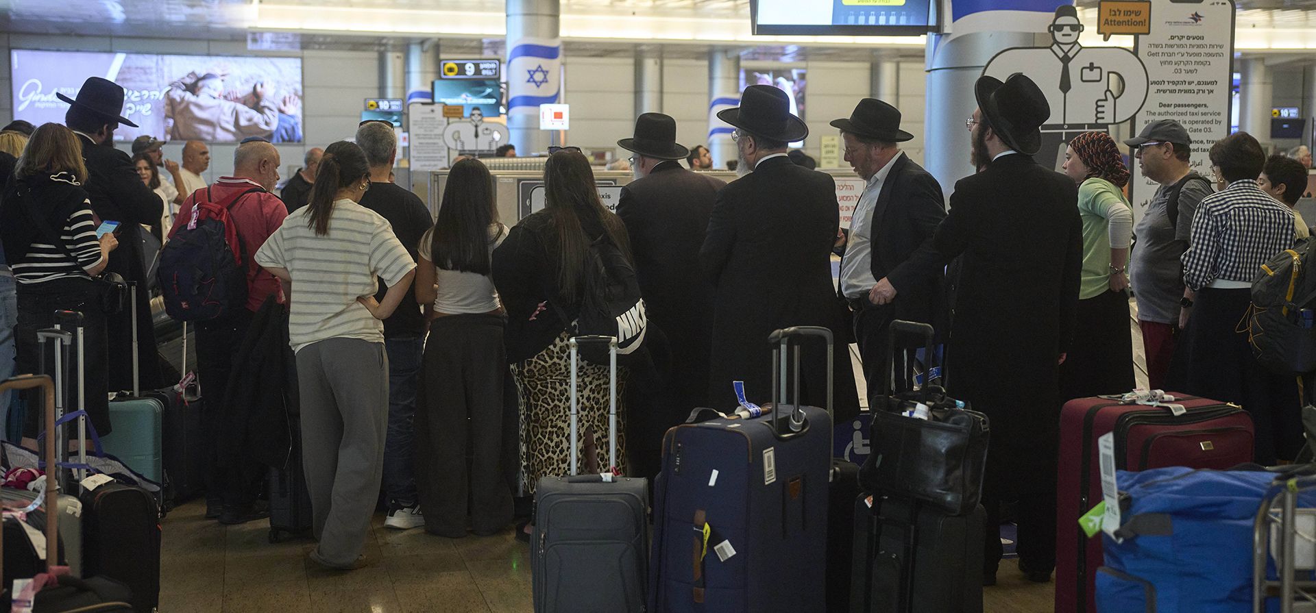 Viajeros llegan al aeropuerto Ben Gurión, un día después del anuncio de un alto el fuego entre Israel e Irán, cerca de Tel Aviv, el miércoles 25 de junio de 2025. (Foto AP/Ohad Zwigenberg) Viajeros llegan al aeropuerto Ben Gurión, un día después del anuncio de un alto el fuego entre Israel e Irán, cerca de Tel Aviv, el miércoles 25 de junio de 2025. (Foto AP/Ohad Zwigenberg)