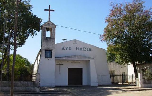 El sacerdote Julián Ruiz está a cargo de la parroquia del pueblo cercano al Chaco.