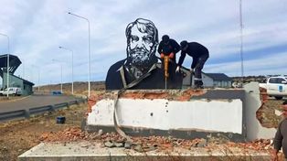 La estructura en homenaje a Osvaldo Bayer fue desmantelada por Vialidad Nacional.