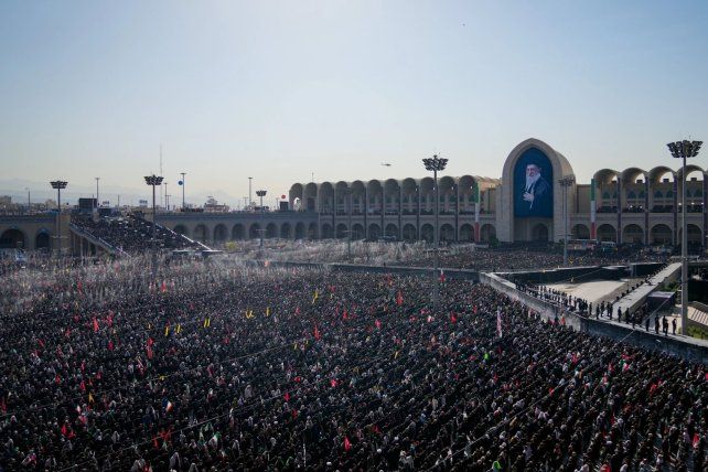 Irán reclama venganza en los funerales del asesinado líder supremo