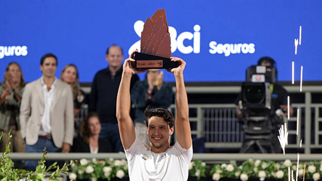 Luciano Darderi gritó campeón en Santiago y cerró la gira en alto