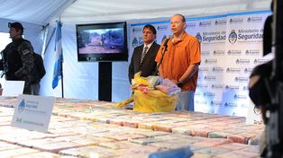 Incautaron 400 kilos de cocaína tirados de un avión