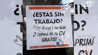 Imprimen currículums gratis a la gente que busca trabajo