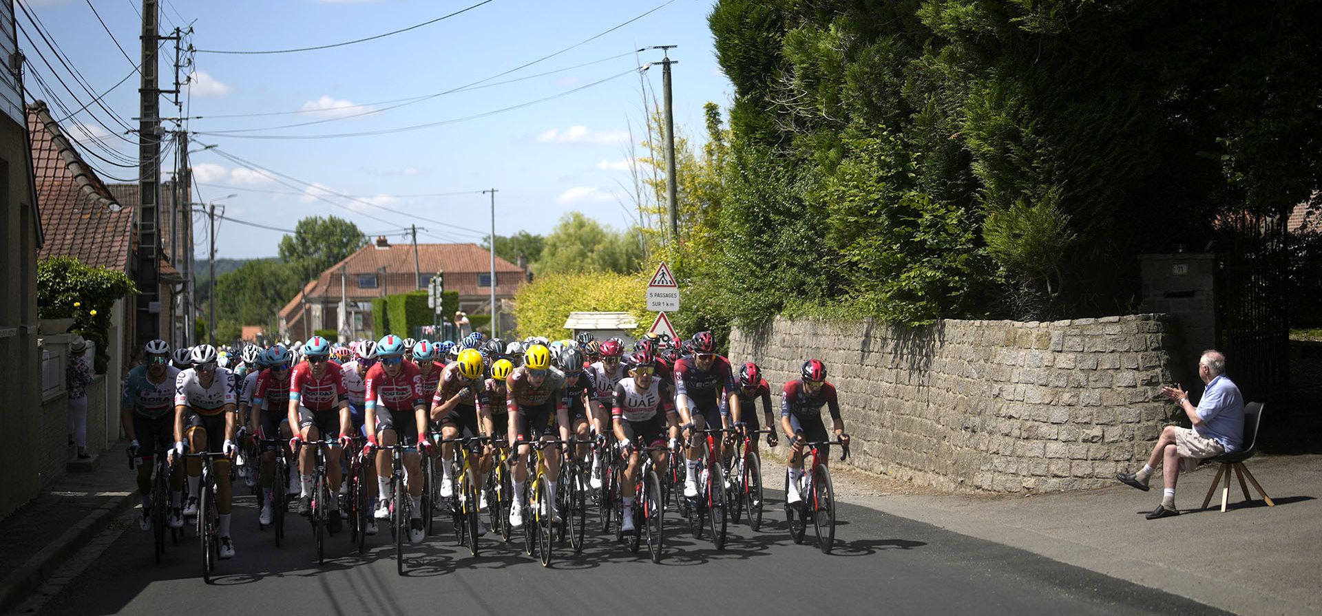 Un hombre aplaude a los ciclistas del grupo durante la cuarta etapa de la carrera ciclista del Tour de Francia de 171,5 kilómetros con inicio en Dunkerque y final en Calais, Francia, el martes 5 de julio de 2022.