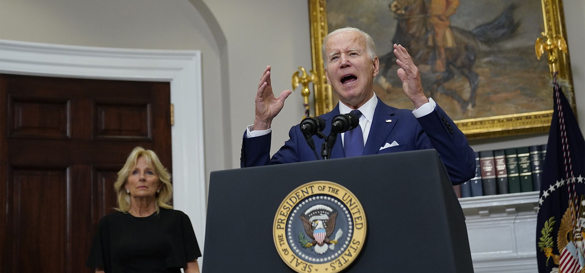El presidente Joe Biden habla a la nación sobre el tiroteo masivo en la Escuela Primaria Robb en Uvalde, Texas, desde la Casa Blanca, en Washington, el martes 24 de mayo de 2022, mientras la primera dama Jill Biden escucha.