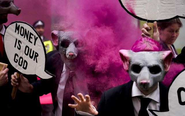 Los manifestantes posan para fotografías frente al Departamento de Negocios