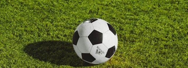 El balón y el campo son el punto de partida de cualquier análisis del juego. Foto: Wesley Tingey / Unsplash
