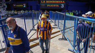 Un hincha de Boca y otro de Central, saliendo de la Bombonera tras despedir a Miguel Ángel Russo.