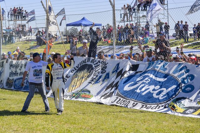 Adiós. El piloto de Ford recibió ayer el aliento especialmente de La 4