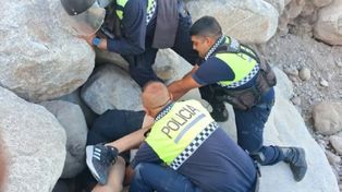 Se le cayó el celular el sacarse una selfie, intentó recuperarlo y quedó atrapado entre piedras