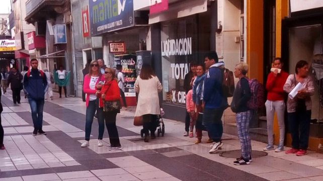 La gente comenzó a concentrarse en el lugar al ver al chico asomarse el balcón