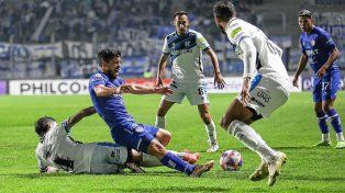 Unión jugó dos veces en el Único de San Nicolás y en ambas quedó eliminado de la Copa Argentina.