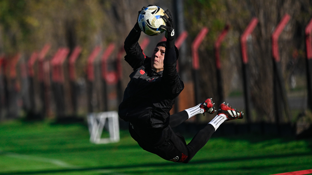 Josué Reinatti se exige durante una de las prácticas de la pretemporada de Newell's.