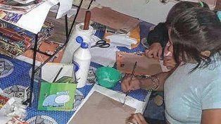 En Santa Elena una mujer hace carpetas de cartón para regalar a los chicos