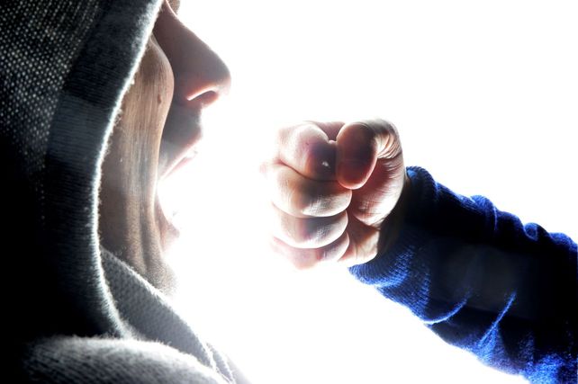 Lo que parecía una pelea juvenil frente a un bar terminó con un hombre internado en estado crítico.