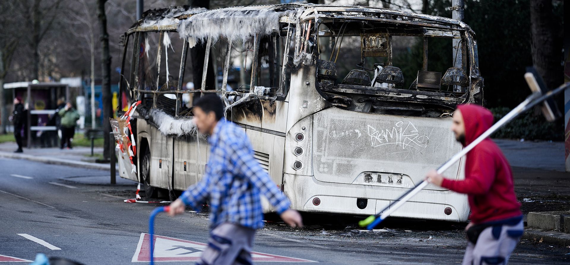 Un autobús fue incendiado durante las celebraciones de Año Nuevo en el distrito de Neukoelln en Berlín, Alemania, el martes 3 de enero de 2023. La gente de toda Alemania reanudó el sábado su tradición de hacer estallar un gran número de fuegos artificiales en lugares públicos para ver en el nuevo año. (Foto AP/Markus Schreiber)